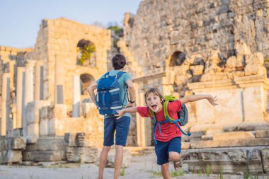 Baba ve oğul turistler Antalya Türkiye yakınlarındaki antik Perge şehrinin kalıntılarında. Çocuk konseptiyle seyahat etmek.