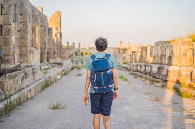 Antalya Türkiye yakınlarındaki antik Perge kentinin kalıntılarındaki turist adam.