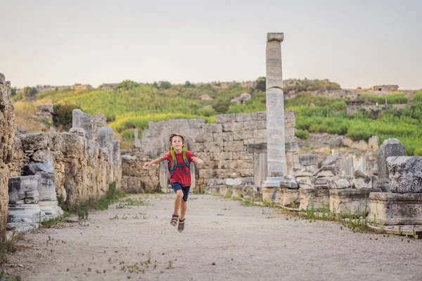 Menino Turista Nas Ruínas Antiga Cidade Perge Perto Antalya Turquia — Fotografia de Stock