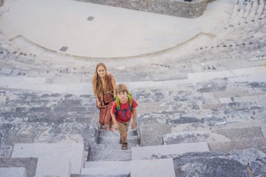 Anne ve oğul turistler Aspendo Antik Şehri 'ni keşfediyorlar. Çocuk konseptiyle seyahat etmek. Aspendos akropolis şehir kalıntıları, sarnıçlar, su kemerleri ve eski tapınaklar. Aspendos Antalya hindisi. Türkiye.