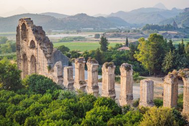 Aspendos Antik Şehir. Aspendos akropolis şehir kalıntıları, sarnıçlar, su kemerleri ve eski tapınaklar. Aspendos Antalya hindisi. Türkiye.
