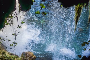 Yukarı Duden Şelalesi 'ne Alexander Şelalesi denir. Şelalenin iç kısımları gibi cennet Antalya, Türkiye 'de tamamen yeşildir. Turizm ve seyahat merkezi fotoğrafı.
