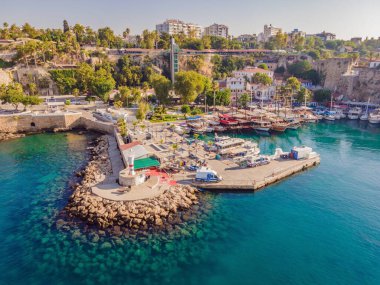 Yaşlı Antalya 'yı bir drone' dan ya da kuşların gözünden görmek. Burası eski şehrin ve eski limanın bölgesi..