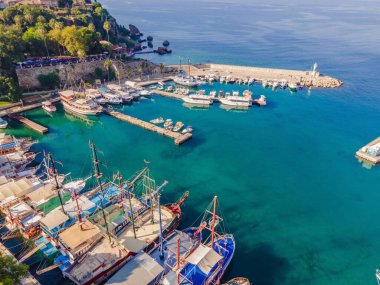 Yaşlı Antalya 'yı bir drone' dan ya da kuşların gözünden görmek. Burası eski şehrin ve eski limanın bölgesi..