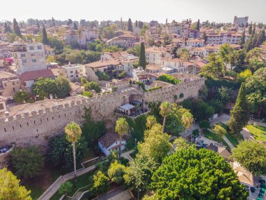 Yaşlı Antalya 'yı bir drone' dan ya da kuşların gözünden görmek. Burası eski şehrin ve eski limanın bölgesi..
