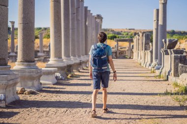 Antalya Türkiye yakınlarındaki antik Perge kentinin kalıntılarındaki turist adam.