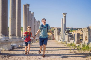 Baba ve oğul turistler Antalya Türkiye yakınlarındaki antik Perge şehrinin kalıntılarında. Çocuk konseptiyle seyahat etmek.