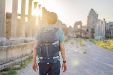 Antalya Türkiye yakınlarındaki antik Perge kentinin kalıntılarındaki turist adam.