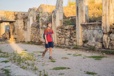 Antalya Türkiye yakınlarındaki antik Perge şehrinin kalıntılarında yaşayan bir çocuk turist. Çocuk konseptiyle seyahat etmek.