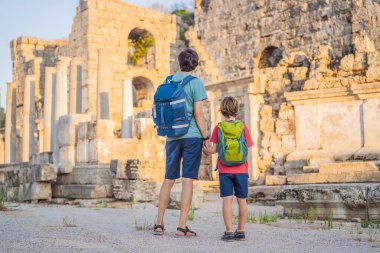 Baba ve oğul turistler Antalya Türkiye yakınlarındaki antik Perge şehrinin kalıntılarında. Çocuk konseptiyle seyahat etmek.