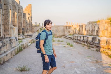 Antalya Türkiye yakınlarındaki antik Perge kentinin kalıntılarındaki turist adam.