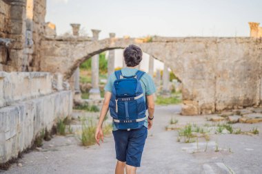 Antalya Türkiye yakınlarındaki antik Perge kentinin kalıntılarındaki turist adam.