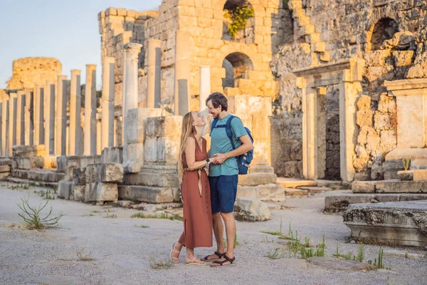 Loving Couple Tourists Ruins Ancient City Perge Antalya Turkey Traveling — Stock Photo, Image