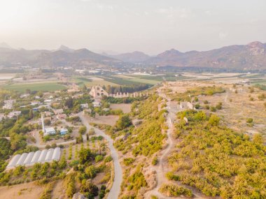 Aspendos Antik Şehir. Aspendos akropolis şehir kalıntıları, sarnıçlar, su kemerleri ve eski tapınaklar. Aspendos Antalya hindisi. Hindi. Hindi, her yere git.