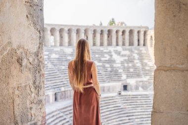 Kadın turist Aspendos Antik Şehri 'ni keşfediyor. Aspendos akropolis şehir kalıntıları, sarnıçlar, su kemerleri ve eski tapınaklar. Aspendos Antalya hindisi. Türkiye.