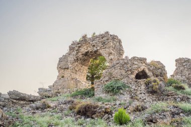 Aspendos Antik Şehir. Aspendos akropolis şehir kalıntıları, sarnıçlar, su kemerleri ve eski tapınaklar. Aspendos Antalya hindisi. Türkiye.