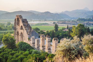 Aspendos Antik Şehir. Aspendos akropolis şehir kalıntıları, sarnıçlar, su kemerleri ve eski tapınaklar. Aspendos Antalya hindisi. Türkiye.