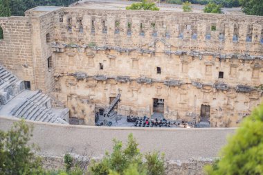 Aspendos Antik Şehir. Aspendos akropolis şehir kalıntıları, sarnıçlar, su kemerleri ve eski tapınaklar. Aspendos Antalya hindisi. Türkiye.