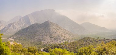 Termessos Antik Şehri 'nin Çarpıcı Antik Tiyatrosu. Hindi, her yere git..