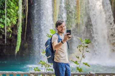 Antalya 'daki Duden şelalesinin arka planında bir adam var. Türkiye 'nin ünlü yerleri. Apper Duden Şelaleleri.