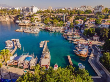 Yaşlı Antalya 'yı bir drone' dan ya da kuşların gözünden görmek. Burası eski şehrin ve eski limanın bölgesi..