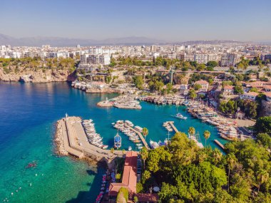 Yaşlı Antalya 'yı bir drone' dan ya da kuşların gözünden görmek. Burası eski şehrin ve eski limanın bölgesi..