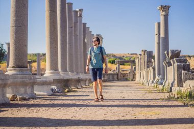 Antalya Türkiye yakınlarındaki antik Perge kentinin kalıntılarındaki turist adam.