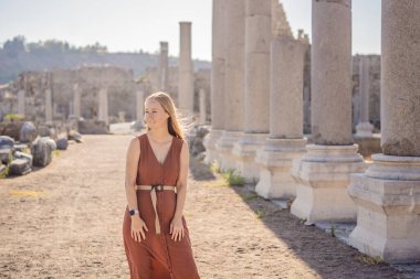 Antalya Türkiye yakınlarındaki antik Perge kentinin kalıntılarında güzel bir turist kadın..