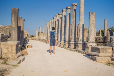 Antalya Türkiye yakınlarındaki antik Perge kentinin kalıntılarındaki turist adam.