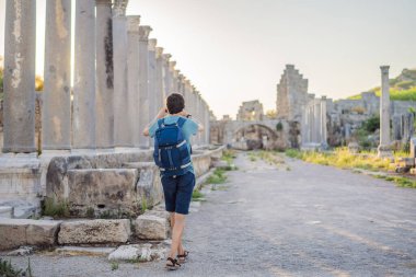 Antalya Türkiye yakınlarındaki antik Perge kentinin kalıntılarındaki turist adam.