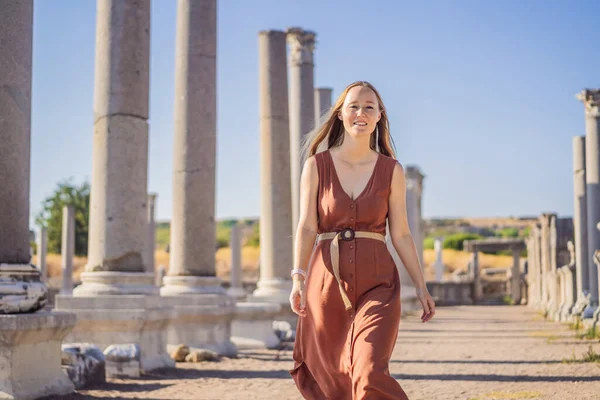 Antalya Türkiye yakınlarındaki antik Perge kentinin kalıntılarında güzel bir turist kadın..