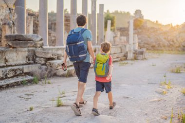 Baba ve oğul turistler Antalya Türkiye yakınlarındaki antik Perge şehrinin kalıntılarında. Çocuk konseptiyle seyahat etmek.