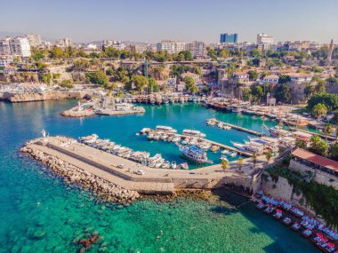 Yaşlı Antalya 'yı bir drone' dan ya da kuşların gözünden görmek. Burası eski şehrin ve eski limanın bölgesi..