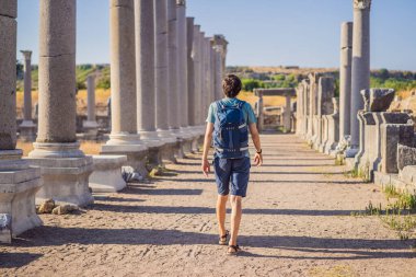 Antalya Türkiye yakınlarındaki antik Perge kentinin kalıntılarındaki turist adam.