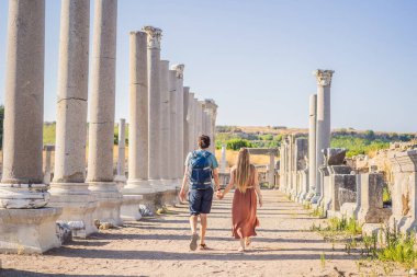 Antalya Türkiye yakınlarındaki antik Perge şehrinin kalıntılarında birbirini seven iki turist. Çocuk konseptiyle seyahat etmek.
