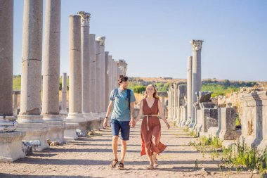 Antalya Türkiye yakınlarındaki antik Perge şehrinin kalıntılarında birbirini seven iki turist. Çocuk konseptiyle seyahat etmek.