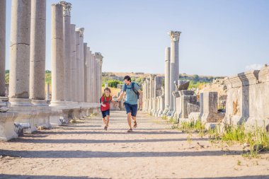 Baba ve oğul turistler Antalya Türkiye yakınlarındaki antik Perge şehrinin kalıntılarında. Çocuk konseptiyle seyahat etmek.