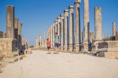 Baba ve oğul turistler Antalya Türkiye yakınlarındaki antik Perge şehrinin kalıntılarında. Çocuk konseptiyle seyahat etmek.