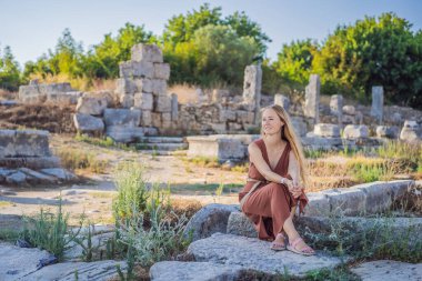 Antalya Türkiye yakınlarındaki antik Perge kentinin kalıntılarında güzel bir turist kadın..