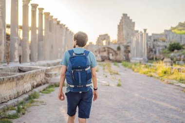 Antalya Türkiye yakınlarındaki antik Perge kentinin kalıntılarındaki turist adam.