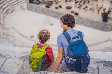 Baba ve oğul turistler Aspendo Antik Şehri 'ni keşfediyorlar. Çocuk konseptiyle seyahat etmek. Aspendos akropolis şehir kalıntıları, sarnıçlar, su kemerleri ve eski tapınaklar. Aspendos Antalya hindisi. Türkiye.