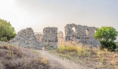Aspendos Antik Şehir. Aspendos akropolis şehir kalıntıları, sarnıçlar, su kemerleri ve eski tapınaklar. Aspendos Antalya hindisi. Türkiye.