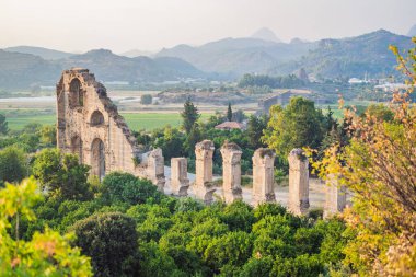 Aspendos Antik Şehir. Aspendos akropolis şehir kalıntıları, sarnıçlar, su kemerleri ve eski tapınaklar. Aspendos Antalya hindisi. Türkiye.
