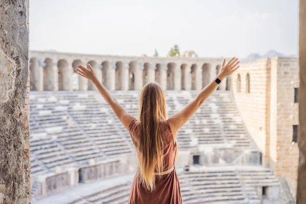 Kadın turist Aspendos Antik Şehri 'ni keşfediyor. Aspendos akropolis şehir kalıntıları, sarnıçlar, su kemerleri ve eski tapınaklar. Aspendos Antalya hindisi. Türkiye.