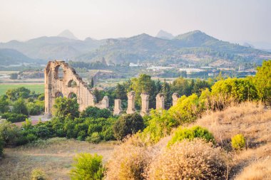 Aspendos Antik Şehir. Aspendos akropolis şehir kalıntıları, sarnıçlar, su kemerleri ve eski tapınaklar. Aspendos Antalya hindisi. Türkiye.