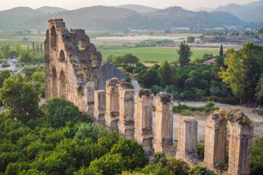 Aspendos Antik Şehir. Aspendos akropolis şehir kalıntıları, sarnıçlar, su kemerleri ve eski tapınaklar. Aspendos Antalya hindisi. Türkiye.