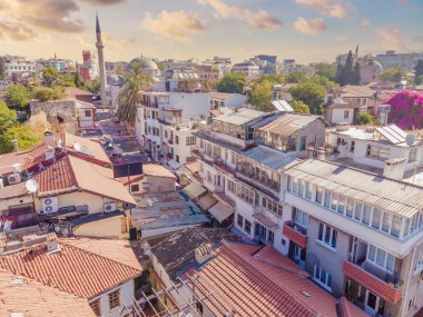 Yaşlı Antalya 'yı bir drone' dan ya da kuşların gözünden görmek. Burası eski şehrin ve eski limanın bölgesi..