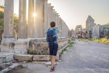 Antalya Türkiye yakınlarındaki antik Perge kentinin kalıntılarındaki turist adam.