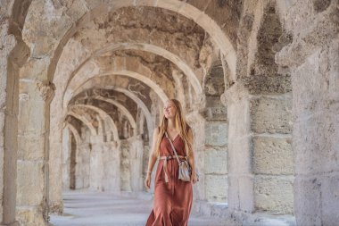 Kadın turist Aspendos Antik Şehri 'ni keşfediyor. Aspendos akropolis şehir kalıntıları, sarnıçlar, su kemerleri ve eski tapınaklar. Aspendos Antalya hindisi. Türkiye.