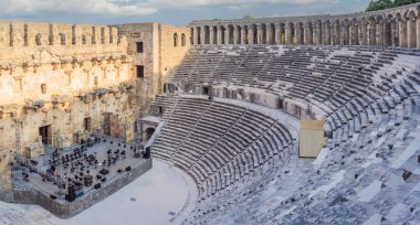 Aspendos Antik Şehir. Aspendos akropolis şehir kalıntıları, sarnıçlar, su kemerleri ve eski tapınaklar. Aspendos Antalya hindisi. Türkiye.